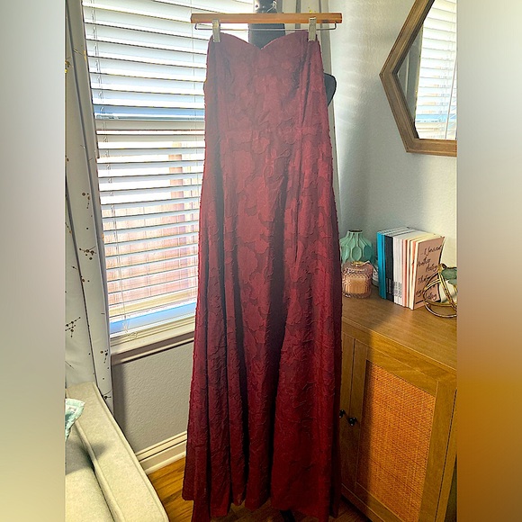 LULUS WINE COLORED LACE STRAPLESS DRESS SIZE MEDIUM - Picture 1 of 8